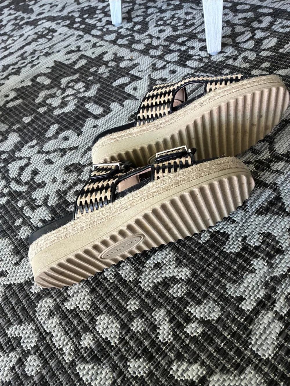 Brioso Women’s Woven Black and Natural Slide Sandals Size 9